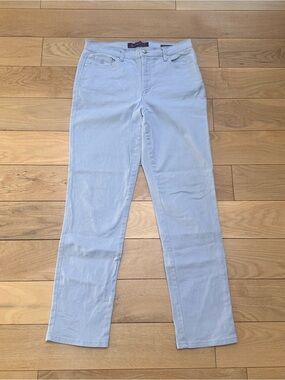 Gloria Vanderbilt Light Blue “Amanda” Straight Leg Jeans